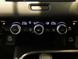 オートエアコンは左右席で独立温度コントロールが可能です。運転席はキンキンに冷やして助手席はマイルドにと言った設定が可能です☆暑さ寒さでケンカすることもなくなりますね♪