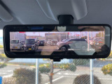 【 デジタルインナーミラー 】車両後方カメラの映像をミラーに映すことが出来ます! そのため、後席に人や荷物があって後方が見えづらい場合でもしっかり視界を確保することが出来ます!//