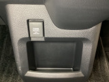 アクセサリーソケットはUSBのアダプターなどをつければ、スマホの充電にも使えます。周辺には物が置けるボックスがついています。