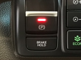 指先の操作でパーキングブレーキの「作動と解除」が行うことができる装備。ブレーキペダルから足を離しても停止し続けてくれるオートブレーキホールド機能。信号待ちなどの際には便利。ECO運転で低燃費走行♪