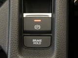 指先の操作でパーキングブレーキの「作動と解除」が行うことができる装備。ブレーキペダルから足を離しても停止し続けてくれるオートブレーキホールド機能。信号待ちなどの際には便利。ECO運転で低燃費走行♪