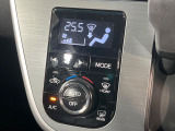 【オートエアコン】一度お好みの温度に設定すれば、車内の温度を検知し風量や温度を自動で調整。暑い&hellip;寒い&hellip;と何度もスイッチ操作をする必要はありません。快適な車内空間には必須の機能ですね♪