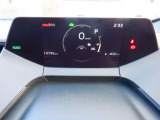 シンプルで見やすいデザインのメーターパネルです。車の情報が表示される大事な場所だからこそ見やすさが大切ですね。