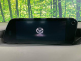 【8.8インチマツダコネクト】車内の雰囲気にマッチした大型のディスプレイ。スマホ接続でのナビ使用やBluetooth再生等、様々な機能が楽しめます。直感的なダイヤル操作が可能で、使い勝手も良好です。