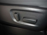 パワーシート搭載。微妙な調整が手軽にでき、ピッタリのポジションで運転することが可能です。