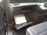 助手席前にはグローブボックスとトレイ部もあり収納に便利です。