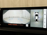 パノラミックビューモニターシステムが付いているので車の上から見た映像が確認できますよ。 一目で車両周辺の情報を確認できますが、直接安全をご確認下さい。