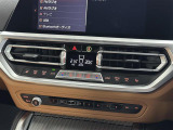 【左右独立オートエアコン】左右独立型、いわゆるデュアルエアコンです。運転席と助手席でそれぞれお好みの温度を設定可能です。