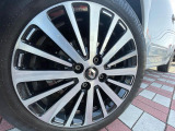 ●純正16インチアルミホイール:輸入車ならではの卓越した走りを支えるホイールと足回りです!日本車の走りに慣れている方にもぜひ体感して頂きたいほど、高いレベルでまとまっています!