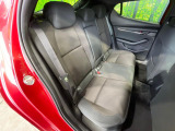 後部座席も気になるようなキズ・汚れやへたり等、大きなダメージはなく、良好な状態です。