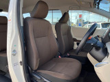 運転席まわりには十分なスペースがあり、大柄な方でもゆったり運転していただける環境です。