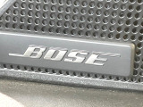 【BOSEサウンドシステム】メーカーオプションの高品位サウンドシステムを搭載。専用のチューニングが施された大小様々なスピーカーから良質なサウンドが奏でられ、臨場感あふれる音響空間を演出します。