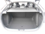 トランク内荷物の目隠し用カーゴエリアカバーも付いて安心です♪