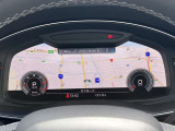 スピードメーターなどの運転に必要な計器とともに、オーディオ・電話の操作画面や地図などを表示。レイアウトはステアリングスイッチで切り替えでき運転に集中しながら必要な情報を瞬時に得ることが可能。