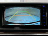 バックモニター付きです。日常の駐車はもちろん、夜間でも後方の視界が確保出来るので、より安定した運転が出来ます。補助装置になりますので、目視での確認も大切です。