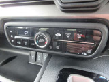 オートエアコンが標準装備されています。家のエアコンと同じ様な感覚で操作できますのでワンタッチで楽々です。余分な操作を行う必要がありませんので運転に集中する事が出来、事故防止にも繋がりますね。