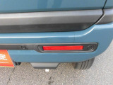 リヤバンパーに4つの超音波センサーを内蔵し、車両後方にある障害物を検知。透明なガラスなども検知でき、コンビニの駐車場などでの衝突回避をサポートします☆
