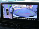 自車を真上から見下ろすように映し出すので周囲の状況が分かるアラウンドビューモニター搭載。フロントカメラとしても使用できます。車庫入れなど苦手な人の頼りになる助っ人です。