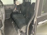 広々とした後部座席です♪気になるキズや汚れなどなく良好な状態です。