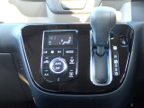 シフトとエアコンです。オートエアコン装備。温度設定が出来て、室内快適ですよ。
