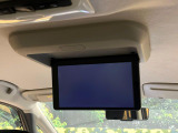 【後席モニター】家族や友人とお出かけする機会が多い方に大人気の後席モニターを装備!見やすい位置に画面がありテレビやDVDの視聴も快適!友達もお子様も、後席にしか乗らなくなるかも??