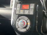 【オートエアコン】一度お好みの温度に設定すれば、車内の温度を検知し風量や温度を自動で調整。暑い&hellip;寒い&hellip;と何度もスイッチ操作をする必要はありません。快適な車内空間には必須の機能ですね♪
