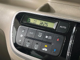 【オートエアコン】一度お好みの温度に設定すれば、車内の温度を検知し風量や温度を自動で調整。暑い&hellip;寒い&hellip;と何度もスイッチ操作をする必要はありません。快適な車内空間には必須の機能ですね♪