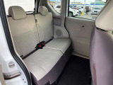 後部座席も気になるようなキズ・汚れやへたり等、大きなダメージはなく、良好な状態です。