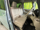 運転席まわりには十分なスペースがあり、大柄な方でもゆったり運転していただける環境です。