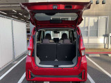 バックドアは大きく開きます。定員乗車時でも十分広いラゲッジスペースを確保しています