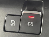 【電動パーキングブレーキ】パーキングブレーキは便利な電動式!ボタン一つで操作でき、アクセルを踏めば自動で解除されます♪レバーやペダルが無いので運転席廻りもすっきりしますね♪