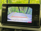 【バックカメラ】駐車時に後方がリアルタイム映像で確認できます。大型商業施設や立体駐車場での駐車時や、夜間のバック時に大活躍!運転スキルに関わらず、今や必須となった装備のひとつです!