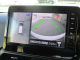 自車を真上から見下ろすように映し出すので周囲の状況が分かるアラウンドビューモニター搭載。フロントカメラとしても使用できます。車庫入れなど苦手な人の頼りになる助っ人です。