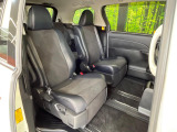 後部座席も気になるようなキズ・汚れやへたり等、大きなダメージはなく、良好な状態です。