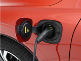 専用コードを接続するだけで簡単に充電が行えます。プラグインハイブリッドモデルRecharge T6 AWD PHEVは、走行中の充電のほか、自宅などに設置された充電機器からの充電が可能です。