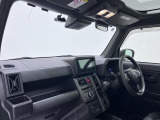 ダイハツのお店では、ダイハツ車を知り尽くしたプロフェッショナルが、専用の診断機器を使って各システムを点検しております。