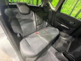 後部座席も気になるようなキズ・汚れやへたり等、大きなダメージはなく、良好な状態です。