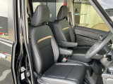運転席と助手席はアームレストがついていますのでゆったりお座りになられます。