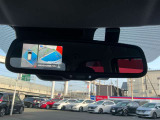 ルームミラーに映像を表示。モニターとミラーが同じ視線で確認できるので使い勝手にも優れてます。