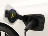 専用コードを接続するだけで簡単に充電が行えます。プラグインハイブリッドモデルT6 AWD PHEVは、走行中の充電のほか、自宅などに設置された充電機器からの充電が可能です。