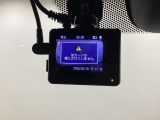 ドライブレコーダー(社外品)が前方の監視をしてくれます。衝突や急ブレーキなどを感知した場合に、記録された動画が万が一の際に直前の状況を把握する手助けとなります。