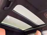 【ガラスルーフ】ガラスルーフ搭載で車内の解放感が一気にアップ!開放的なドライブをお楽しみいただけます。