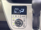 【オートエアコン】一度お好みの温度に設定すれば、車内の温度を検知し風量や温度を自動で調整。暑い&hellip;寒い&hellip;と何度もスイッチ操作をする必要はありません。快適な車内空間には必須の機能ですね♪