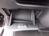 【室内収納】グローブボックスは奥行きがあり、日常品や車検証、その他の収納に便利です!