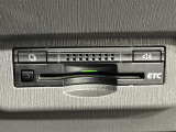 【ETC】有料道路を利用する際に料金所で停止することなく通過できる、ETC車載器(ノンストップ自動料金収受システム機器)が装備されています。セットアップを行うことで利用可能になります。