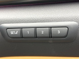 【メモリー機能付きパワーシート】ドライバーごとに設定したシート位置を記憶して、ボタン一つで切り替えできる便利な機能!運転する方が複数名いらっしゃるご家庭におすすめです♪