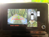 【パノラミックビューモニター】専用のカメラにより、上から見下ろしたような視点で360度クルマの周囲を確認することができます☆死角部分も確認しやすく、狭い場所での切り返しや駐車もスムーズに行えます。