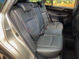 後部座席も気になるようなキズ・汚れやへたり等、大きなダメージはなく、良好な状態です。