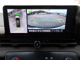 【アラウンドビューモニター】まるで車を空から見たような映像が映るので車両周辺の安全確認も一目でできます!小さなお子様や障害物も確認できるので、運転のし易さだけではなく事故防止にも役立ちます♪