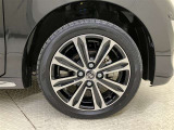 純正アルミホイールが装着されています。